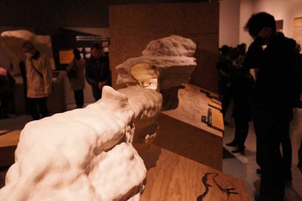 ラスコー展 洞窟の模型を外から見る