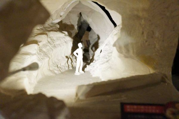 ラスコー展 洞窟模型の中には人形が立っている