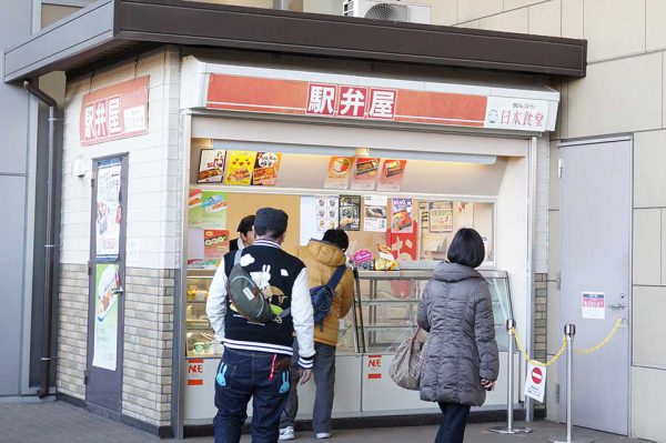 駅弁屋さんはフレンドリートレインの目の前。ランチトレイン前にも