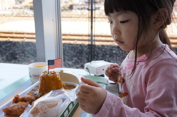カレーを食べる娘。カップケーキはお父さんにくれた