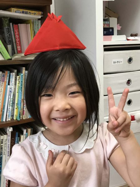 大きな紙で折ったかぶと