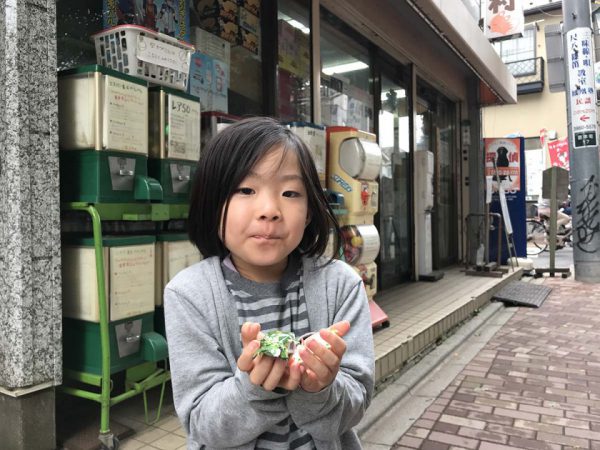 お菓子をかかえてほくほく顔