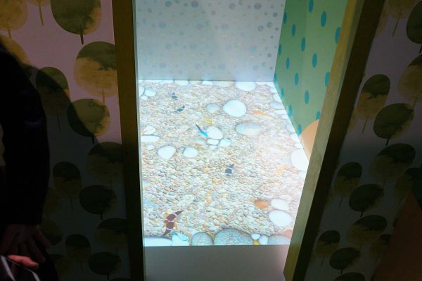 床に投影されている部屋