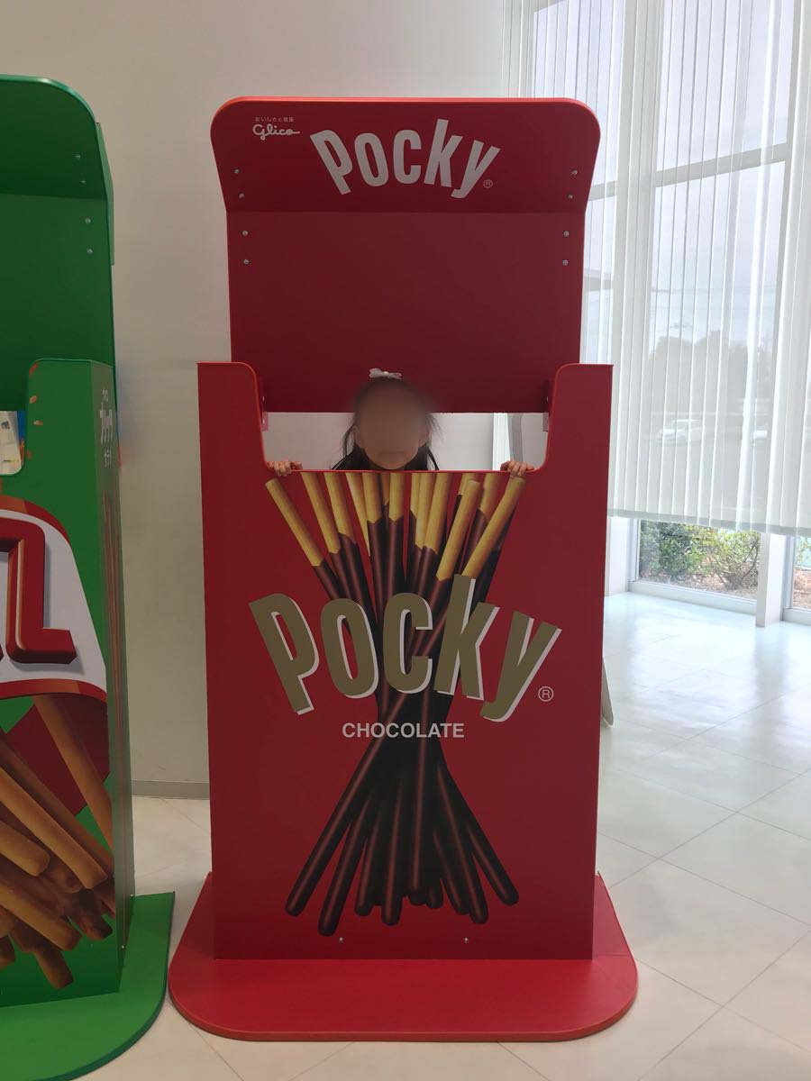 巨大ポッキーの箱に入って撮影